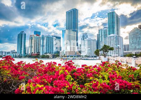 Blick auf die Skyline von Miami mit Blick auf den Sonnenuntergang von Brickell Key, US-Bundesstaat Florida Stockfoto