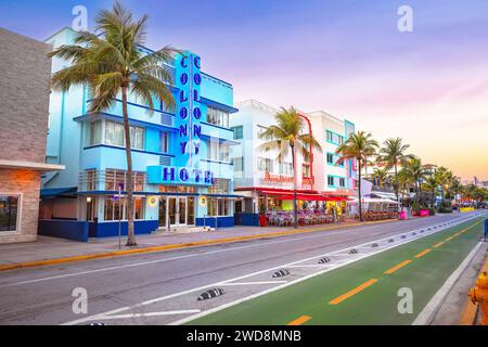 Miami Beach, Florida, USA, März 30 2022: Bunte Straße von Miami Beach Ocean Drive Architekturansicht, Florida Staat USA. Der Ocean Drive ist der berühmteste Stockfoto