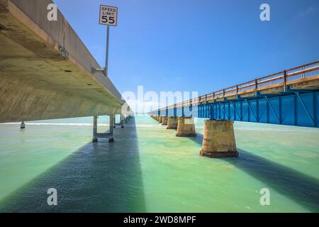 Seven Mile Bridges alt und neu in Marathon, U. S. Route 1 in Florida Keys, South Florida, USA Stockfoto