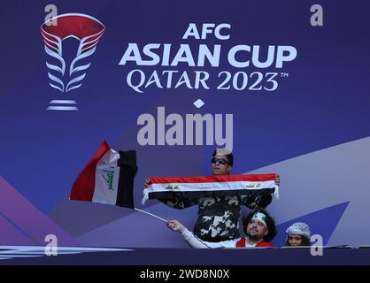 Doha, Katar. Januar 2024. Anhänger des Irak jubeln das Team vor dem Spiel der Gruppe D zwischen Japan und Irak beim AFC Asiencup Qatar 2023 in Doha, Katar, 19. Januar 2024 an. Quelle: Jia Haocheng/Xinhua/Alamy Live News Stockfoto