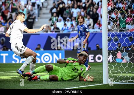 Doha, Katar. Januar 2024. Der irakische Aymen Hussein (L) erzielte beim Spiel der Gruppe D zwischen Japan und Irak beim AFC Asian Cup Qatar 2023 in Doha, Katar, 19. Januar 2024. Quelle: Jiang Han/Xinhua/Alamy Live News Stockfoto