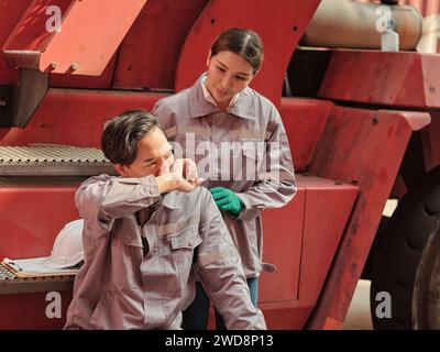 Ein Team von Ingenieuren, die sich ausruhen, einen harten Tag im Container. Stockfoto