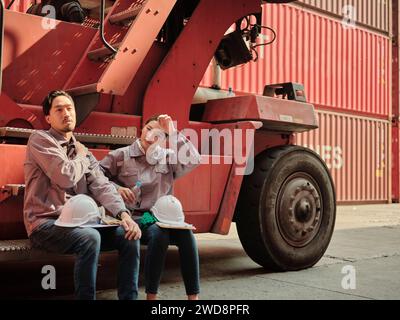 Ein Team von Ingenieuren, die sich entspannen und Wasser trinken, einen harten Tag im Container . Konzept Energie auffüllen Stockfoto