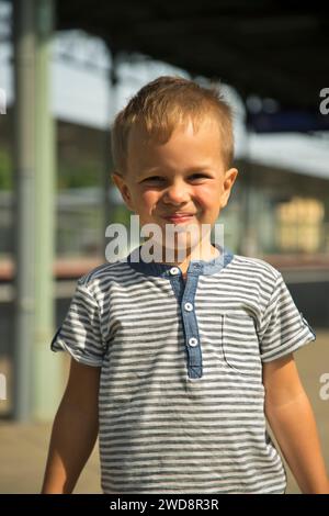 Kind am Bahnhof Torun Glowny in Torun. Polen Stockfoto