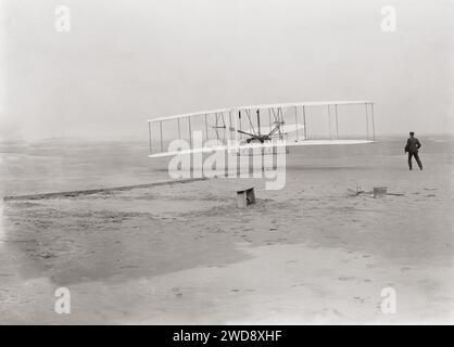 Wright Brothers - erster Flug 120 Fuß in 12 Sekunden, 10,35 Uhr Kitty Hawk, North Carolina - retuschiert Stockfoto