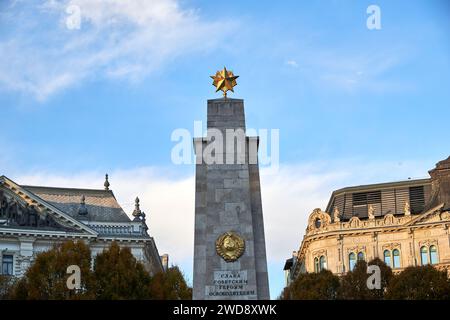 Der sowjetische Obelisk auf dem Freiheitsplatz in Budapest erinnert an die Befreiung der Stadt durch die Rote Armee im Jahr 1945 – historisches Denkmal inmitten ungarischer Wahrzeichen Stockfoto