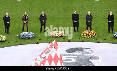 München, Deutschland. Januar 2024. Fußball: Gedenkgottesdienst des FC Bayern München für Franz Beckenbauer in der Allianz Arena. Die ehemaligen Profi-Fußballer Karl-Heinz Rummenigge, Wolfgang Overath, Lothar Matthäus, Günter Netzer, Karl-Heinz „Charly“ Körbel und Bastian Schweinsteiger nehmen an der Gedenkfeier für den verstorbenen Fußballstar und -Trainer Teil. Beckenbauer starb am 7. Januar im Alter von 78 Jahren. Quelle: Sven Hoppe/dpa/Alamy Live News Stockfoto