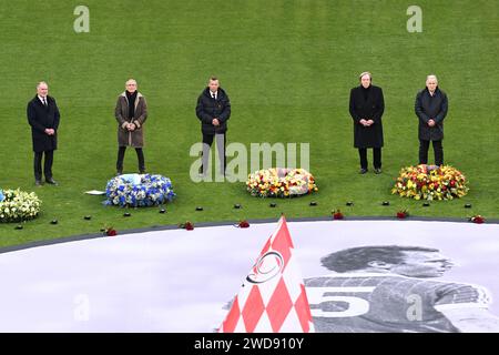 München, Deutschland. Januar 2024. Fußball: Gedenkgottesdienst des FC Bayern München für Franz Beckenbauer in der Allianz Arena. Die ehemaligen Profi-Fußballer Karl-Heinz Rummenigge, Wolfgang Overath, Lothar Matthäus, Günter Netzer und Karl-Heinz „Charly“ Körbel nehmen an der Gedenkfeier für den verstorbenen Fußballstar und -Trainer Teil. Beckenbauer starb am 7. Januar im Alter von 78 Jahren. Quelle: Sven Hoppe/dpa/Alamy Live News Stockfoto