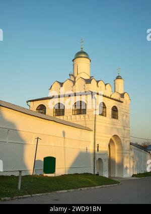 Tor Kirche der Verkündigung der seligen Jungfrau Maria auf der Heiligen Fürbitte (Pokrovsky) Kloster in Susdal. Russland Stockfoto