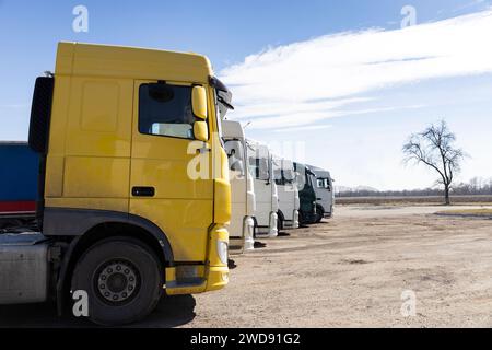 Mehrere Lkw parkten an einem sonnigen Tag hintereinander Stockfoto
