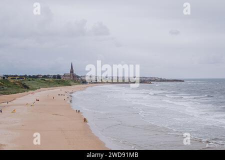 Tynemouth UK: 5. August 2023: Tynemouth Seaside Lowsands Beach beliebte Surfzone Stockfoto