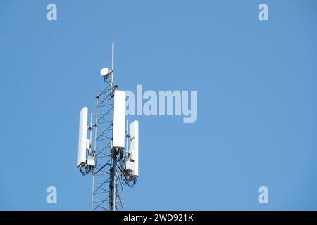 Oben auf dem Telekommunikationsturm vor blauem Himmel, Niederlande Stockfoto