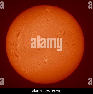 London, Großbritannien. Januar 2024. Detail der Oberflächenaktivität auf der Sonne mit Sonnenfleckengruppen, Filamenten und Prominenzen am Rand. Quelle: Malcolm Park/Alamy Live News Stockfoto