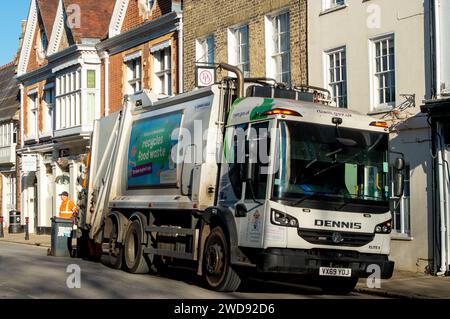 Eton, Windsor, Großbritannien. Januar 2024. Müllmänner leeren Mülltonnen in Eton High Street, Windsor, Berkshire. Kredit: Maureen McLean/Alamy Stockfoto