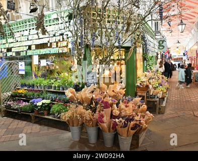 Blumenladen in Oxford überdachter Markt Stockfoto