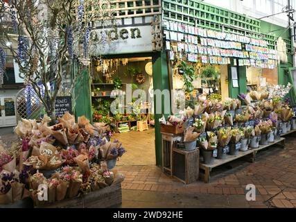 Blumenladen in Oxford überdachter Markt Stockfoto