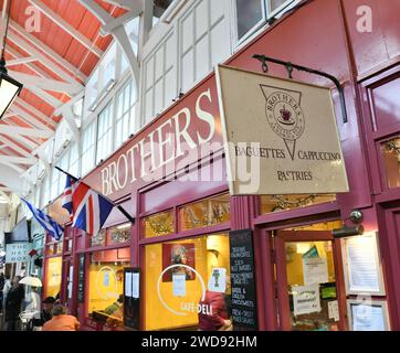 Café-Bar und Sandwich-Bar in Oxford Covered Market (Oxford, England) Stockfoto