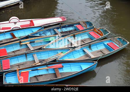 Punts warten auf Kunden in der Nähe der Magdalen Bridge in Oxford, England Stockfoto