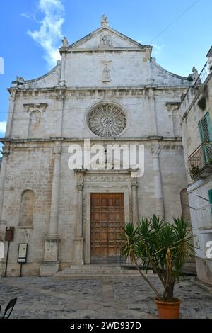 Fassade einer alten Kirche in Monopoli, einer Stadt in der Provinz Bari, Itay. Stockfoto