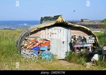 Holzschuppen in Form eines umgedrehten Bootes (Holy Island, England) Stockfoto