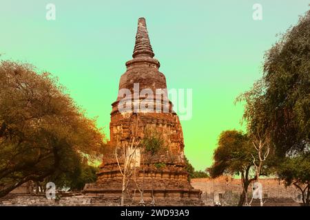 Ruinen von buddhistischen alten Shichara, Dagoba, Stupa in Südthailand, Ayutthaya. Die antike Hauptstadt des Königreichs Ayutthaya, die Sia vorausging Stockfoto