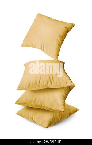 Stapel gelber Kissen isoliert auf weißem Hintergrund. Haufen dekorativer Kissen zum Schlafen und Ausruhen, Inneneinrichtung, Inneneinrichtung. Stockfoto