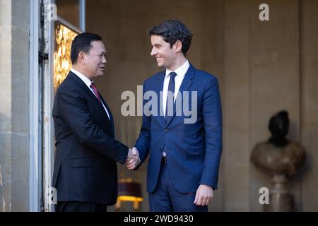 Paris, Frankreich. Januar 2024. Der französische Premierminister Gabriel Attal begrüßte den Premierminister des Königreichs Kambodscha Hun Manet vor einem Treffen im Hotel Matignon in Paris am 19. Januar 2024. Foto: Raphael Lafargue/ABACAPRESS.COM Credit: Abaca Press/Alamy Live News Stockfoto