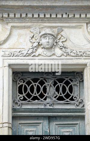 Architektonische Skulptur von Mercury auf einem alten Anwesen in Valletta Stockfoto