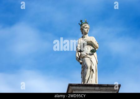 Marmorstatue der Gerechtigkeit. Göttin der Gerechtigkeit, die ein Gesetz mit Waage und Schwert hält (Themis). Freiheitsplatz (Piazza della Liberta), Udine, Friaul-Venezia Giu Stockfoto