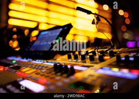 Musiktonmischer und Technikerausrüstung in einem Konzertsaal Stockfoto