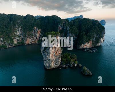 Blick von oben, atemberaubender Blick auf die Küste von Ao Nang bei Sonnenuntergang mit dem Ao Nang Tower, Tonsai Beach und Railay Beach in der Ferne. Stockfoto