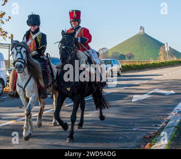Reenactors in Napoleonischen Uniformen auf dem Schlachtfeld von Waterloo zu Pferd Stockfoto