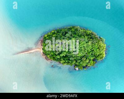 Blick von oben, atemberaubender Blick auf eine kleine Insel, die von türkisfarbenem Wasser umgeben ist. AO nang, Krabi, Thailand. Stockfoto