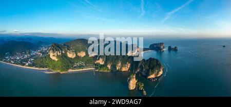 Blick von oben, Luftaufnahme, Panoramablick auf die Küste von Ao Nang bei Sonnenuntergang mit dem Ao Nang Tower, Tonsai Beach und Railay Beach in der Ferne. Stockfoto