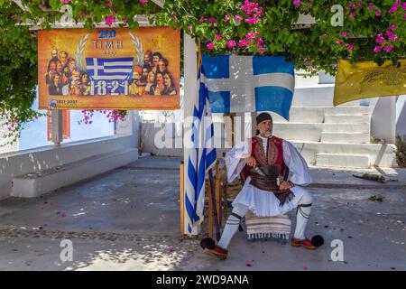 OIA, SANTORINI, GRIECHENLAND-21.JUNI 2021: Griechenland 1821-2021 feiert das 200-jährige Jubiläum der griechischen Revolution. Mann in traditioneller Volkstracht gekleidet. Stockfoto