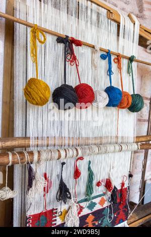 Alter und traditioneller hölzerner Handwebstuhl für Teppiche und Teppiche Stockfoto