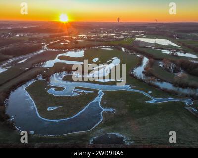 Werne-Bergkamen, Nordrhein-Westfalen, Deutschland - Hochwasser an der Lippe, Fluss im Ruhrgebiet, die Felder, die landwirtschaftlichen Flächen der Bauern als nächstes Stockfoto