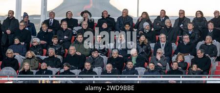 Prominente Gaeste auf der Ehrentribuene, in der unteren Reihe u.a. Felix Magath (Ehemaliger Trainer, FC Bayern München), Jogi Loew (Ehemaliger Bundestrainer), Hansi Flick (ehemaliger Trainer, FC Bayern München und Nationalmannschaft), Hermann Tiger Gerland (Ehemaliger Co-Trainer, FC Bayern München), Niko Kovac (Ehemaliger Nagund Trainer, Julian München) (ehemaliger Trainer FC Bayern München und akt. Bundestrainer). Deutschland, FC Bayern München, Gedenkfeier für Franz Beckenbauer, Allianz-Arena, 19.01.2024. Foto: Eibner-Pressefoto/Heike Feiner Stockfoto