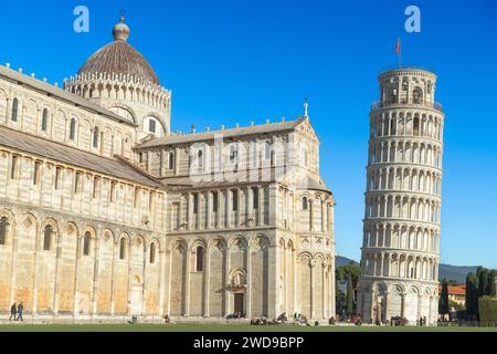 PISA, ITALIEN - 17. DEZEMBER 2021: Der Schiefe Turm von Pisa auf dem Platz der Wunder. Stockfoto