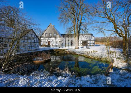 Holzwickede, Ruhrgebiet, Nordrhein-Westfalen, Deutschland - Winter mit Schnee im Ruhrgebiet, Emscherquelle, am Emscherquellhof in Holzwickede bei Dortmund entspringt der Fluss Emscher. Winter mit Schnee im Ruhrgebiet, Emscherquelle am Emscherquellhof, Holzwickede, Nordrhein-Westfalen, Deutschland *** Holzwickede, Ruhrgebiet, Nordrhein-Westfalen, Deutschland Winter mit Schnee im Ruhrgebiet, Emscher-Quelle, die Emscher entspringt am Emscherquellhof in Holzwickede bei Dortmund Winter mit Schnee im Ruhrgebiet, Emscher-Quelle am Emscherquellhof, Holzwickede, Nordrhein-Westfalen, Keim Stockfoto