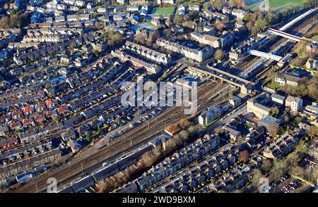 Blick aus der Vogelperspektive auf den Bahnhof Lancaster, ein Bahnhof westlich des Stadtzentrums von Lancaster Stockfoto