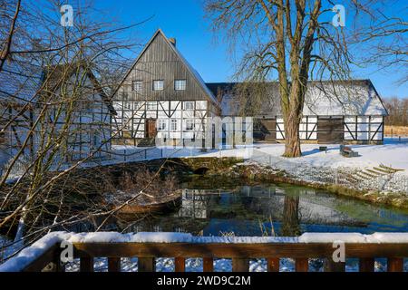 Holzwickede, Ruhrgebiet, Nordrhein-Westfalen, Deutschland - Winter mit Schnee im Ruhrgebiet, Emscherquelle, am Emscherquellhof in Holzwickede bei Dortmund entspringt der Fluss Emscher. Winter mit Schnee im Ruhrgebiet, Emscherquelle am Emscherquellhof, Holzwickede, Nordrhein-Westfalen, Deutschland *** Holzwickede, Ruhrgebiet, Nordrhein-Westfalen, Deutschland Winter mit Schnee im Ruhrgebiet, Emscher-Quelle, die Emscher entspringt am Emscherquellhof in Holzwickede bei Dortmund Winter mit Schnee im Ruhrgebiet, Emscher-Quelle am Emscherquellhof, Holzwickede, Nordrhein-Westfalen, Keim Stockfoto