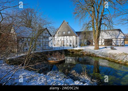 Holzwickede, Ruhrgebiet, Nordrhein-Westfalen, Deutschland - Winter mit Schnee im Ruhrgebiet, Emscherquelle, am Emscherquellhof in Holzwickede bei Dortmund entspringt der Fluss Emscher. Winter mit Schnee im Ruhrgebiet, Emscherquelle am Emscherquellhof, Holzwickede, Nordrhein-Westfalen, Deutschland *** Holzwickede, Ruhrgebiet, Nordrhein-Westfalen, Deutschland Winter mit Schnee im Ruhrgebiet, Emscher-Quelle, die Emscher entspringt am Emscherquellhof in Holzwickede bei Dortmund Winter mit Schnee im Ruhrgebiet, Emscher-Quelle am Emscherquellhof, Holzwickede, Nordrhein-Westfalen, Keim Stockfoto