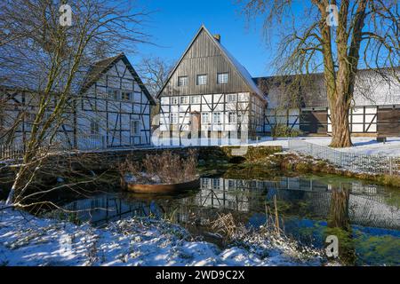 Holzwickede, Ruhrgebiet, Nordrhein-Westfalen, Deutschland - Winter mit Schnee im Ruhrgebiet, Emscherquelle, am Emscherquellhof in Holzwickede bei Dortmund entspringt der Fluss Emscher. Winter mit Schnee im Ruhrgebiet, Emscherquelle am Emscherquellhof, Holzwickede, Nordrhein-Westfalen, Deutschland *** Holzwickede, Ruhrgebiet, Nordrhein-Westfalen, Deutschland Winter mit Schnee im Ruhrgebiet, Emscher-Quelle, die Emscher entspringt am Emscherquellhof in Holzwickede bei Dortmund Winter mit Schnee im Ruhrgebiet, Emscher-Quelle am Emscherquellhof, Holzwickede, Nordrhein-Westfalen, Keim Stockfoto