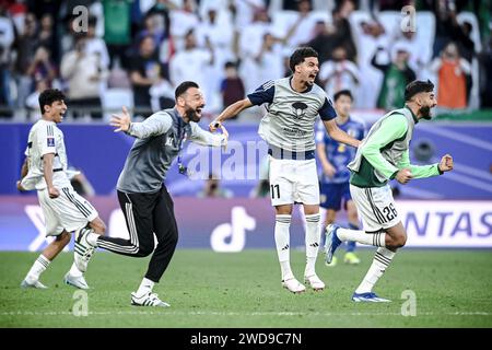 Doha, Katar. Januar 2024. Die Spieler des Irak feiern, nachdem sie das Spiel der Gruppe D zwischen Japan und Irak beim AFC Asian Cup Qatar 2023 in Doha, Katar, am 19. Januar 2024 gewonnen haben. Quelle: Jiang Han/Xinhua/Alamy Live News Stockfoto