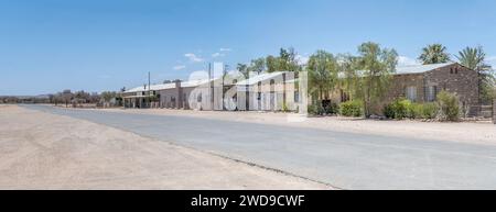 HELMERINGHAUSEN, 11. november 2023: Stadtbild mit leerer Hauptstraße in einem kleinen Dorf in der Wüste Naukluft, aufgenommen in hellem Spätfrühlingslicht am 11. november. Stockfoto