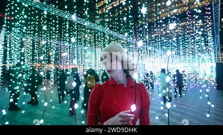 London, Großbritannien, 17. Januar 2024, Winter Lights at Canary Wharf wurde zur 8. Auflage eröffnet. In der Umgebung gibt es Lichtinstallationen, die man erkunden kann. Es ist kostenlos; es wurde vom 17. Bis 27. Januar 2024 eröffnet. Julia, ein norwegisches Model, genoss die Lichter in einer sehr kalten Nacht, diese Kunstinstallation heißt Submergence von Squidsoup., Andrew Lalchan Photography/Alamy Live News Stockfoto