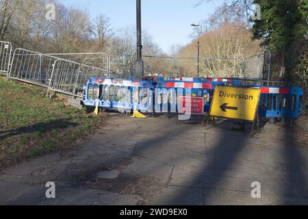 Umleitungsschild auf dem Fußweg am Middle Mill Weir in Colchester, nachdem das Wehr teilweise zusammenbrach. Stockfoto