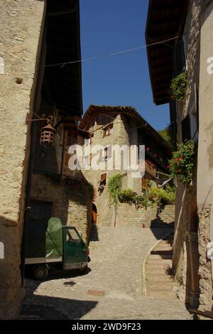 Blick auf das mittelalterliche Dorf Canale di Tenno, Gardasee, Trentino Südtirol, Italien Stockfoto