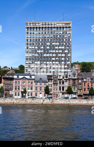 Jugendstilgebäude vor einem Wolkenkratzer an der Maas, Quai de la Goffe, Lüttich, Wallonien, Belgien, Europa Stockfoto